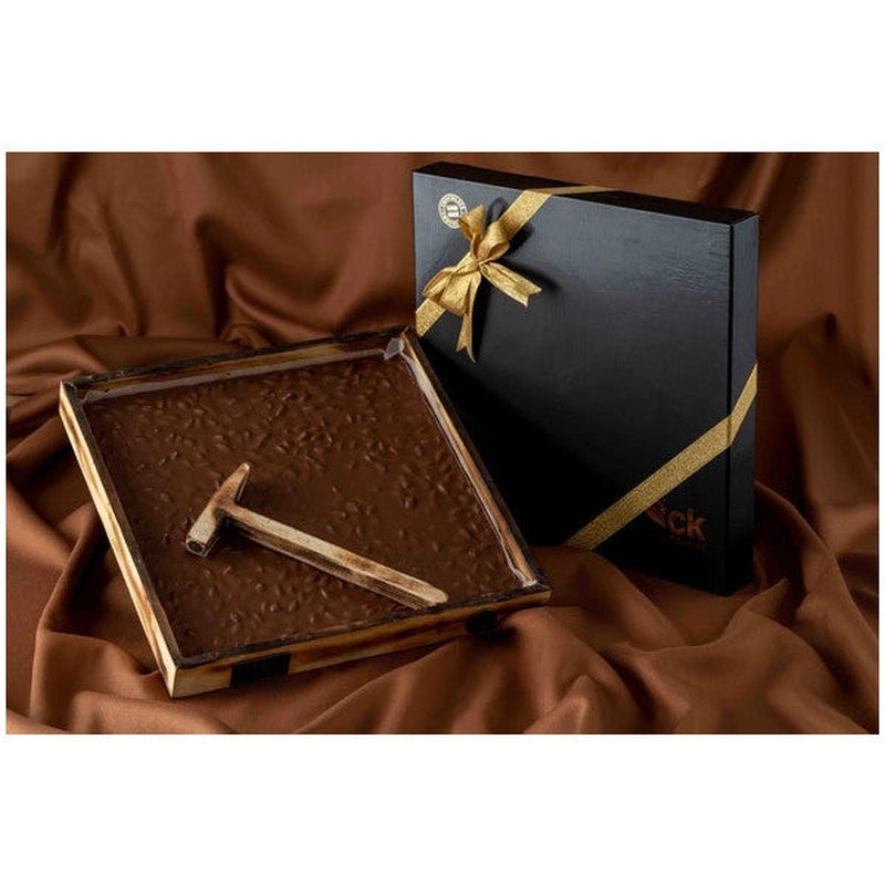 Wooden Box With Hammer Milk Pistachio Beyolu Chocolate - 1000 G