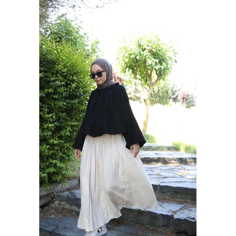 25030 Women's Crinkle Collar Gathered Flounce Blouse Black