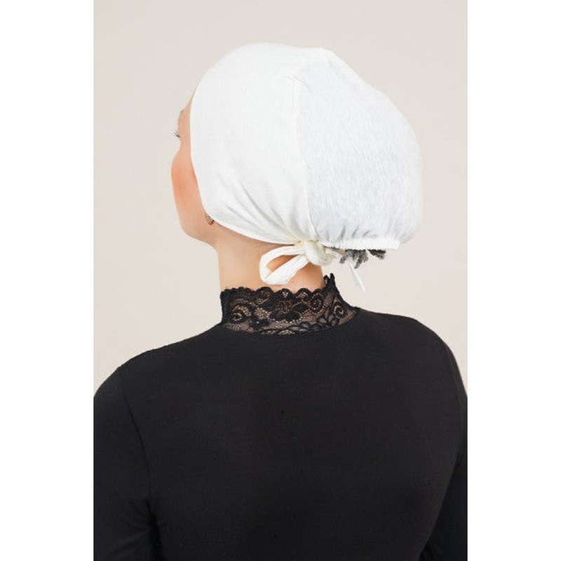 Seamless Model Cream Bonnet