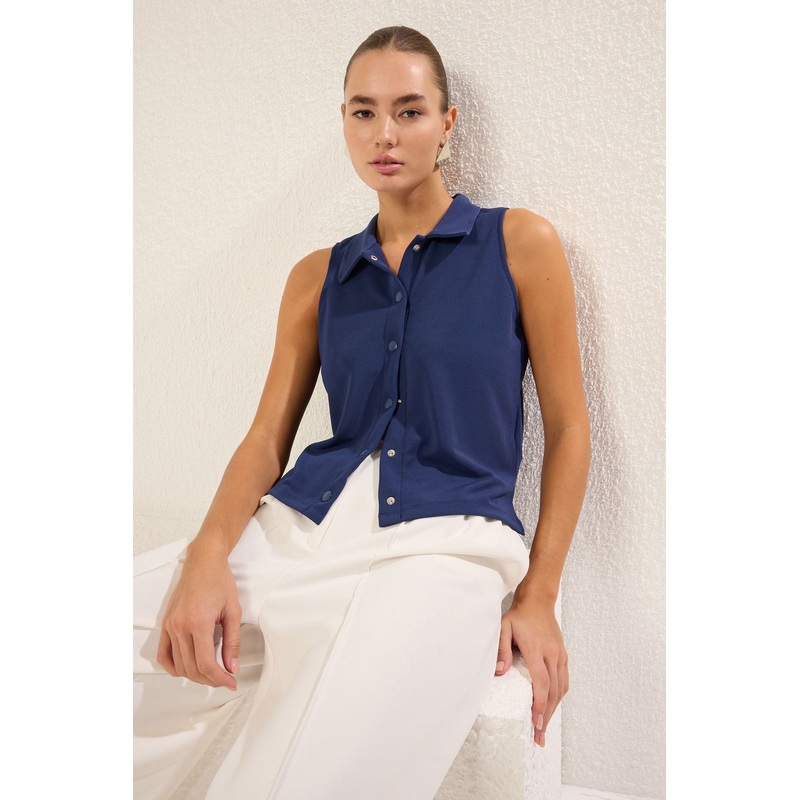 Women's Navy Blue Plain Sleeveless Regular Blouse
