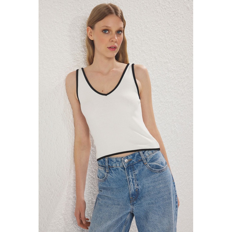 Women's Ecru Color Blocked Sleeveless Slim Blouse