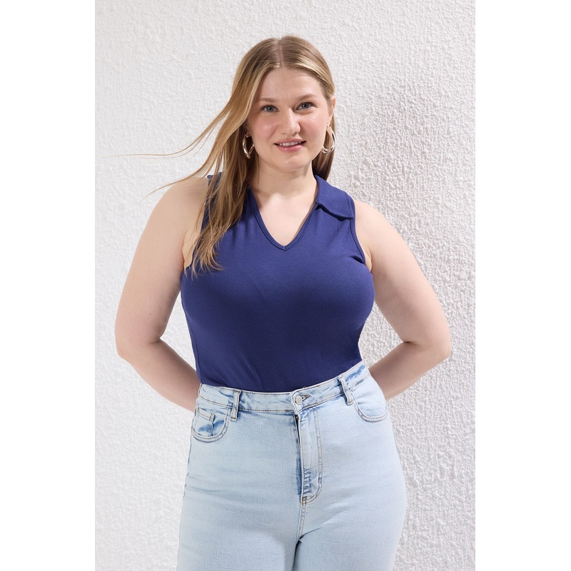 Curve Women's Navy Blue Plain Sleeveless Fitted Plus Size Blouse