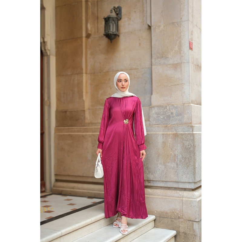 Wrinkled Dress With Front Brooch Detail - Burgundy