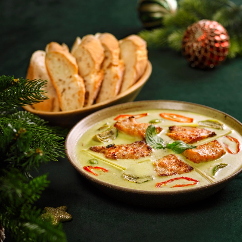 D06 Thai-Style Green Curry Pork with Baguette  (1pc)